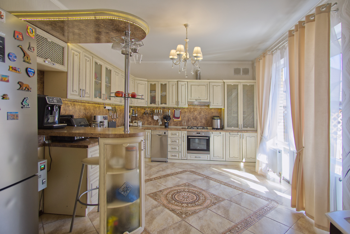 Двухэтажный дом с ремонтом в п. Российский Двухэтажный дом с ремонтом в п. Российский