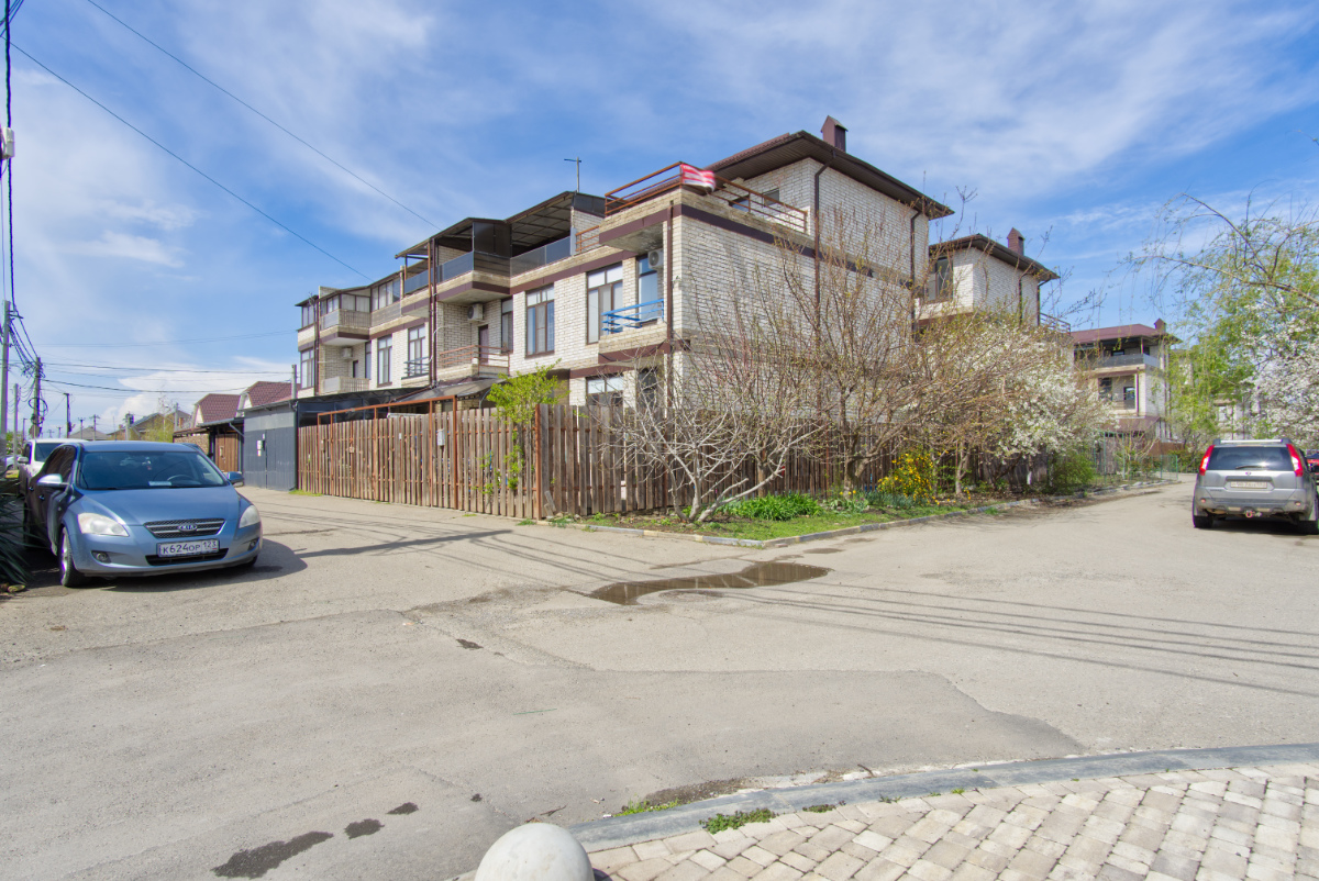 Трёхэтажный дом с террасой и красивым видом в развитом районе Краснодара